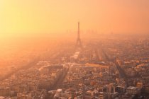 Vista aérea do bairro da cidade com edifícios residenciais e Torre Eiffel no Champ de Mars em neblina em Paris — Fotografia de Stock