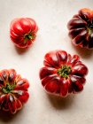 Nahaufnahme von mehreren roten Tomaten auf einem weißen Tisch — Stockfoto
