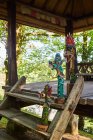 Skulpturen von Drachen mit Ornamenten auf Sockeln in gealterter Konstruktion aus Bambus auf Bali Indonesien — Stockfoto