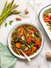 Dall'alto di insalata di lenticchie appetitosa con verdure assortite in ciotola servita sul tavolo di marmo per un pranzo sano — Foto stock