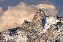 Mountain slope covered with snow and clouds in cold winter day in Sierra de Guadarrama National Park — Stock Photo