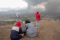 Back view of volcanologists with technical equipment observing the Cumbre Vieja volcanic eruption in La Palma Canary Islands, Spain, 2021 — Stock Photo