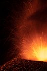 Гаряча лава і магма виливаються з кратера вночі. Вулканічне виверження в Ла - Пальма - Канарських островах (Іспанія, 2021 рік). — стокове фото