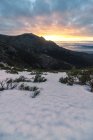 Paisaje de crestas ásperas bajo el cielo nublado de la puesta del sol en la noche de invierno en las tierras altas - foto de stock