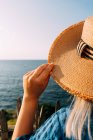 Vue arrière de la récolte voyageuse anonyme en chapeau contemplant la mer sans fin à Saint Jean de Luz France — Photo de stock