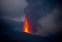 Lava calda e magma fuoriescono dal cratere con pennacchi neri di fumo. Cumbre Vieja eruzione vulcanica a La Palma Isole Canarie, Spagna, 2021 — Foto stock