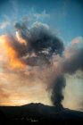 Coluna de fumaça saindo da cratera. Erupção vulcânica Cumbre Vieja nas Ilhas Canárias de La Palma, Espanha, 2021 — Fotografia de Stock