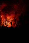Silhouette d'un photographe contre l'explosion de lave et de magma sortant du cratère. Éruption volcanique Cumbre Vieja à La Palma Îles Canaries, Espagne, 2021 — Photo de stock