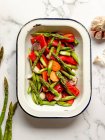 Draufsicht auf köstlichen frischen Salat aus verschiedenen Gemüsesorten, serviert in Metallschüssel auf Marmortisch — Stockfoto