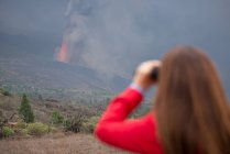 Anonymous woman observing the erupting volcano of Cumbre Vieja in La Palma Canary Islands 2021 — Stock Photo