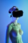 Frauenattrappe mit VR-Brille vor leuchtend blauem Hintergrund als Symbol futuristischer Technologie — Stockfoto