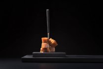 Gelatina di mele cotogne gourmet in piatto di ceramica su fondo nero con forchetta — Foto stock
