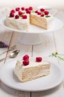 Leckere gesunde Keto-Crepe-Torte mit Erythrit-Süßstoff, dekoriert mit reifen Himbeeren, serviert auf Holztisch mit dekorativen Zweigen in der Küche — Stockfoto