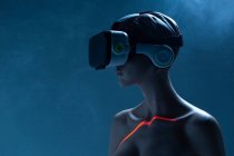 Жіночий манекен з VR окулярами, розміщеними на яскраво-блакитному тлі як символ футуристичної технології — стокове фото