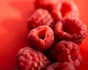 Primer plano de deliciosa frambuesa roja madura dulce fresca - foto de stock