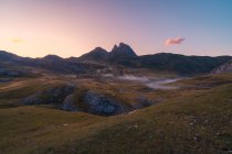 Alta cordillera de los Pirineos en las tierras altas bajo majestuoso cielo de naturaleza salvaje de España - foto de stock
