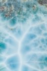 Член силикатной группы минералов. Этот особый тип пектолита из Доминиканской Республики небесно-голубого цвета и имеет торговое название Larimar. — стоковое фото