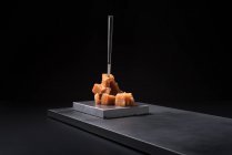 Горіхова паста з желе в керамічній тарілці на чорному тлі з виделкою — стокове фото