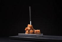 Gelatina di mele cotogne gourmet in piatto di ceramica su fondo nero con forchetta — Foto stock