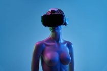 Manequim feminino com óculos VR colocados contra fundo azul brilhante como símbolo da tecnologia futurista — Fotografia de Stock