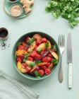 Vista superior de uma salada de tomate cru com frutas em uma mesa com toalha de mesa verde cercada por ingredientes saudáveis — Fotografia de Stock
