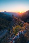 Hohe Gebirgskette der Pyrenäen im Hochland unter majestätischem Himmel der wilden Natur Spaniens — Stockfoto