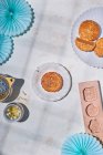 De cima de mooncakes tradicionais com recheio servido na mesa com moldes de cozimento perto de chaleira com chá de ervas na sala de luz — Fotografia de Stock