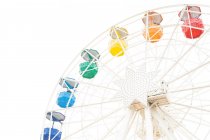 Кругле колесо громадського спостереження з різнокольоровими пасажирськими каютами на тлі чистого неба в парку розваг — стокове фото