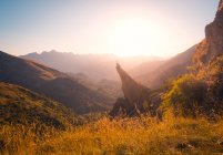 Высокий горный хребет Пиренеев в высокогорье под величественным небом дикой природы Испании — стоковое фото