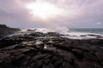 Vue panoramique de l'océan mousseux contre la plage de Ciclos et le volcan Guincho à Golfo Yaiza Lanzarote Îles Canaries Espagne — Photo de stock