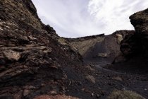 Veduta panoramica del vulcano Cuervo e monti accidentati sotto il cielo nuvoloso a Tinajo Lanzarote Isole Canarie Spagna — Foto stock