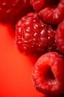Primo piano di delizioso dolce fresco maturo lampone rosso — Foto stock