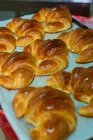 Dall'alto di gustosi croissant aromatici fatti in casa posti su teglia in panetteria — Foto stock