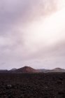Itinéraire difficile entre lave noire et volcan Bermeja à Yaiza, Lanzarote, îles Canaries en Espagne — Photo de stock