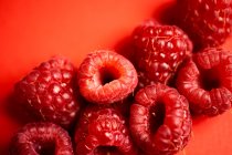 Крупный план вкусной свежей спелой красной малины — стоковое фото