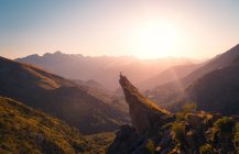 Alta cordillera de los Pirineos en las tierras altas bajo majestuoso cielo de naturaleza salvaje de España - foto de stock