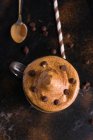 Сверху бокал сладкого кофе Далгона с пенной начинкой подается на стол с шоколадной вафлей и какао-порошком — стоковое фото