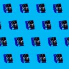 Зверху вінтажні фотокамери, розташовані в порядку формування безшовного візерунка на яскраво-блакитному фоні — стокове фото