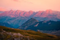 Hohe Gebirgskette der Pyrenäen im Hochland unter majestätischem Himmel der wilden Natur Spaniens — Stockfoto