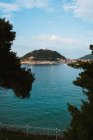 Живописный пейзаж современных парусников, плавающих в голубой волнистой воде океана близ Сан-Себастьяна в Испании в солнечный день — стоковое фото