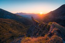 Alta catena montuosa dei Pirenei in altopiani sotto il maestoso cielo della natura selvaggia della Spagna — Foto stock