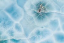 Член силикатной группы минералов. Этот особый тип пектолита из Доминиканской Республики небесно-голубого цвета и имеет торговое название Larimar. — стоковое фото