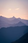 Высокий горный хребет Пиренеев в высокогорье под величественным небом дикой природы Испании — стоковое фото