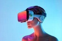 Жіночий манекен з VR окулярами, розміщеними на яскраво-блакитному тлі як символ футуристичної технології — стокове фото