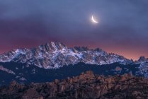 D'en bas de paysages étonnants de lune dans le ciel sombre sur les hauts plateaux rocheux en soirée dans le parc national de Sierra de Guadarrama en Espagne — Photo de stock
