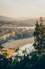 Von oben die malerische Küstenstadt Donostia mit Wohnhochhäusern im Baskenland, die bei schönem Wetter vom blauen Wasser der Biskaya gewaschen werden — Stockfoto