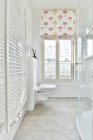 Interior da moderna casa de banho branca com vaso sanitário de cerâmica e cabine de duche em apartamento leve — Fotografia de Stock