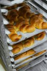De cima de croissants caseiros aromáticos saborosos colocados na bandeja de cozedura na padaria — Fotografia de Stock