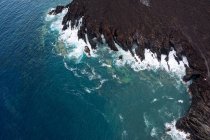 Drone vista do mar espumoso contra estrada curva e montanhas com Hervideros em Yaiza Lanzarote Ilhas Canárias Espanha — Fotografia de Stock