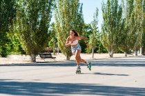 Junge, fitte Frau mit Rollerblades zeigt im Sommer Stunt auf Straße in der Stadt — Stockfoto